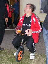 „Kleinkind“ Biene fährt Roller „Kleinkind“ Biene fährt Roller