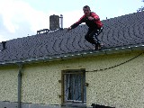 Uwe springt vom Dach Uwe springt vom Dach