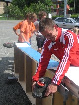 Helfer Uwe repariert den Bob Helfer Uwe repariert den Bob