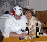 Lady Katrin kuschelt sich an Kuh Jens