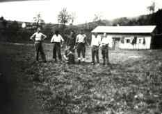 Kriegsgefangene vorm Sportheim